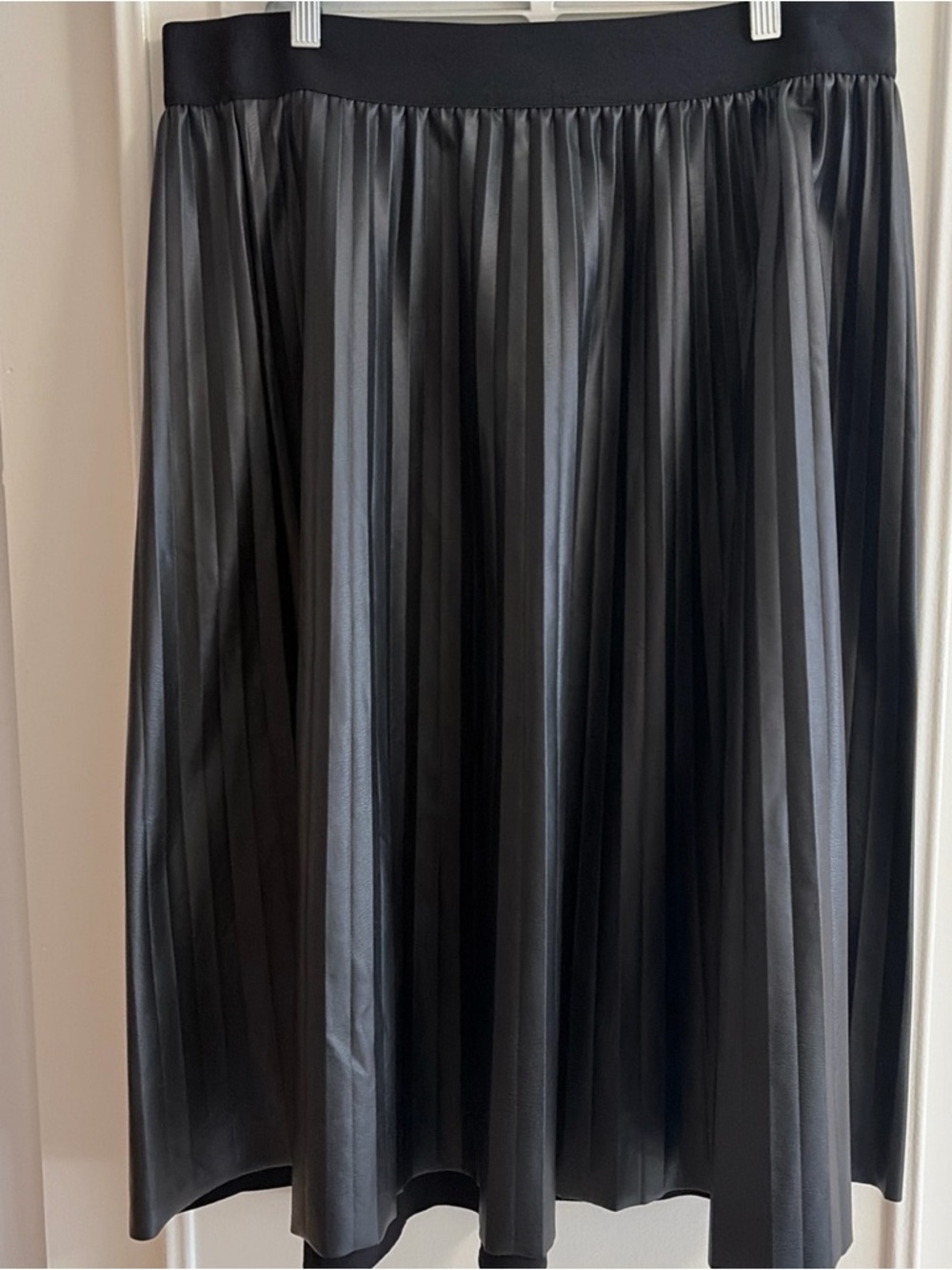 Simply Vera Vera Wang Solid Black Faux Leather Pleated Midi Skirt Elastic Waist